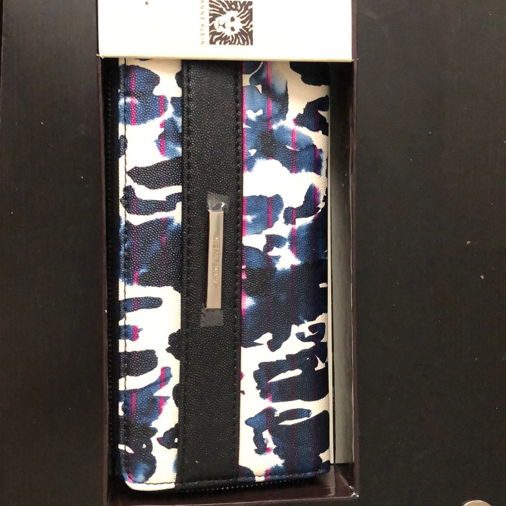 Perfect Wallet for Mom’s on the Go